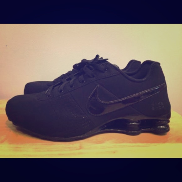 black nike shox deliver